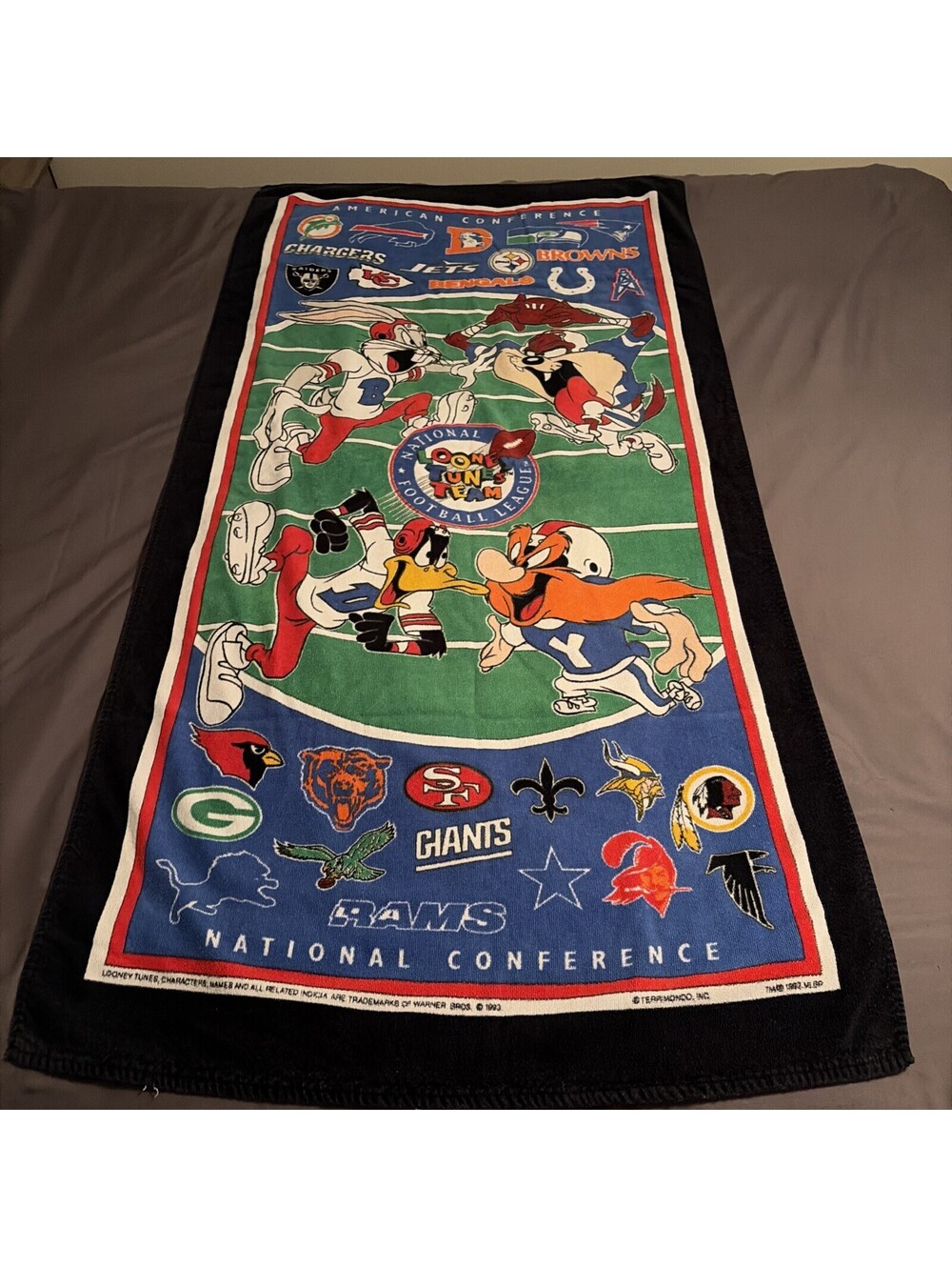 Vintage NFL Team Looney Tunes Beach Towel Football Taz Bugs Bunny 1993 Old Logos